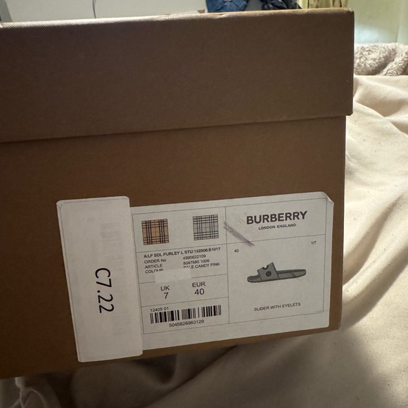 Burberry , Pink Pool Slides , size 40 in EUR & UK SIZE 7 only worn ONCE . - Picture 7 of 7